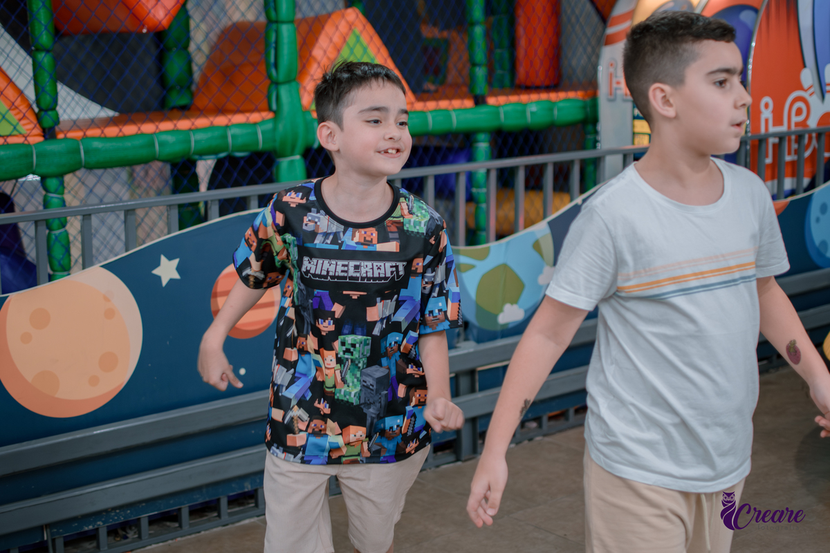 Aniversário infantil de menino de 9 anos, decoração tema minecrafit. Fotografia de festa infantil, buffet Megauê, fotógrafo em Santo André.
