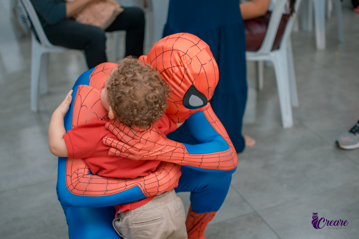 fotografia de aniversário de 2 anos com tema Homem Aranha, fotógrafo em Santo André. Festa em casa.