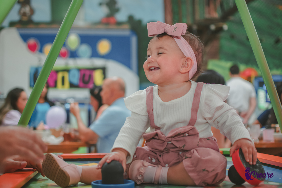 fotografia de aniversário de 1 ano com tema jardim encantado. fotógrafo de Festa de aniversário de 1 aninho. Fotógrafo em Mauá, buffet É Pique.