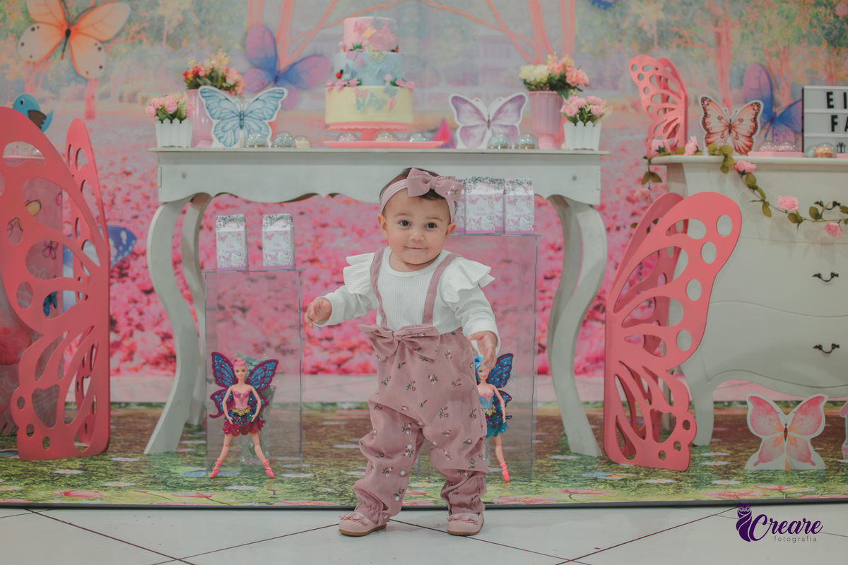 fotografia de aniversário de 1 ano com tema jardim encantado. fotógrafo de Festa de aniversário de 1 aninho. Fotógrafo em Mauá, buffet É Pique.