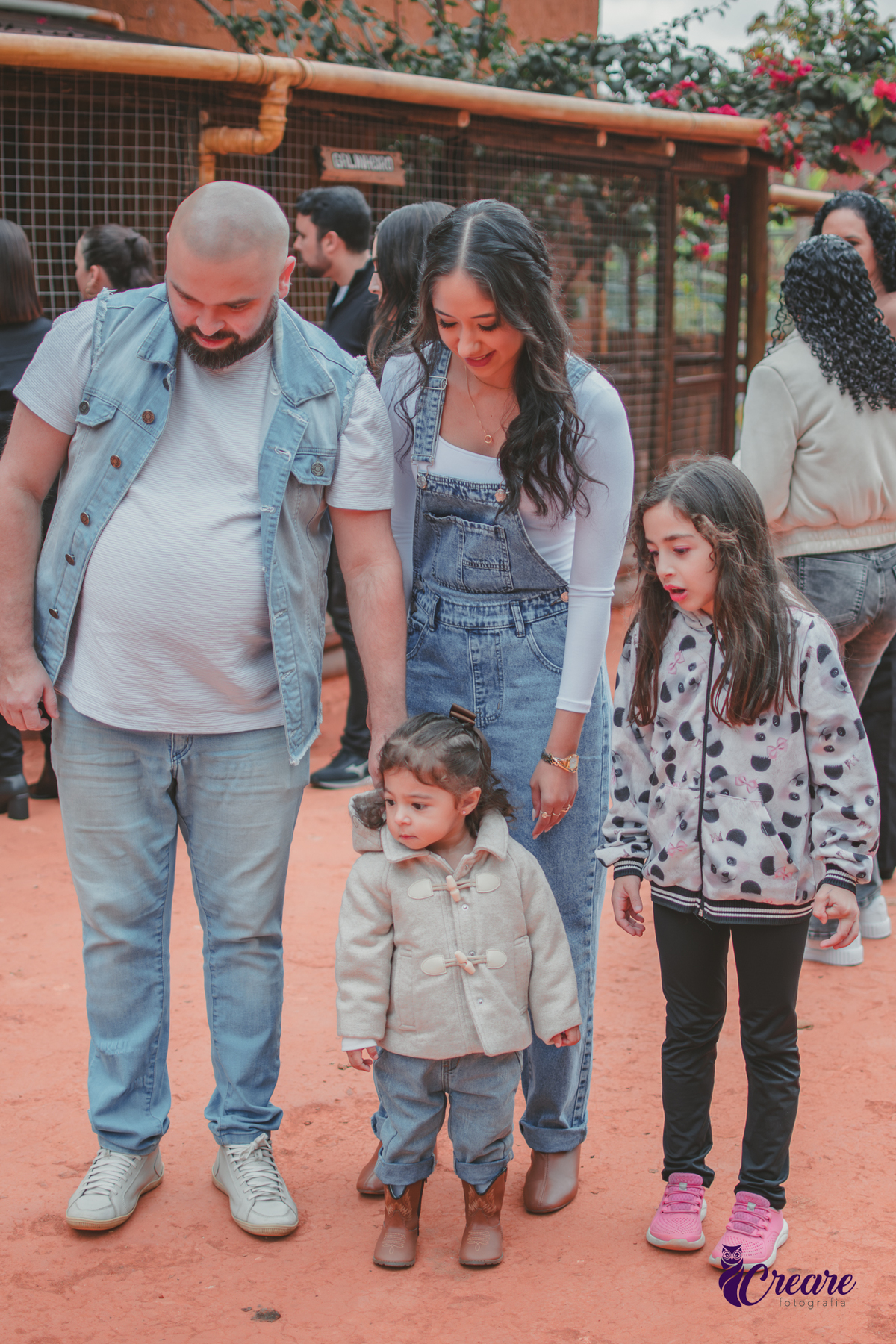 fotografia de aniversário de 2 anos de menina na Fazendinha Estação Natureza, no Ipiranga em São Paulo. Fotógrafo de aniversário infantil.  Decoração tema fazendinha.
