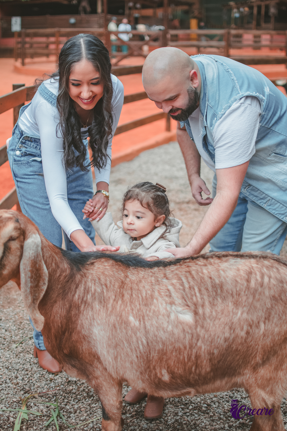 fotografia de aniversário de 2 anos de menina na Fazendinha Estação Natureza, no Ipiranga em São Paulo. Fotógrafo de aniversário infantil.  Decoração tema fazendinha.