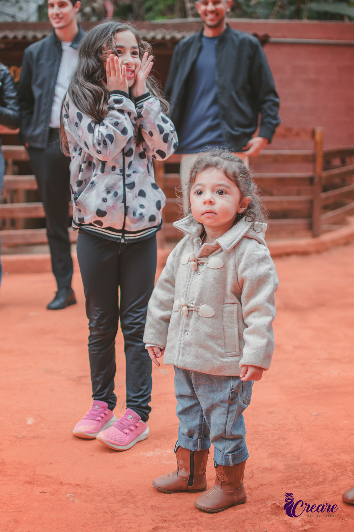 fotografia de aniversário de 2 anos de menina na Fazendinha Estação Natureza, no Ipiranga em São Paulo. Fotógrafo de aniversário infantil.  Decoração tema fazendinha.