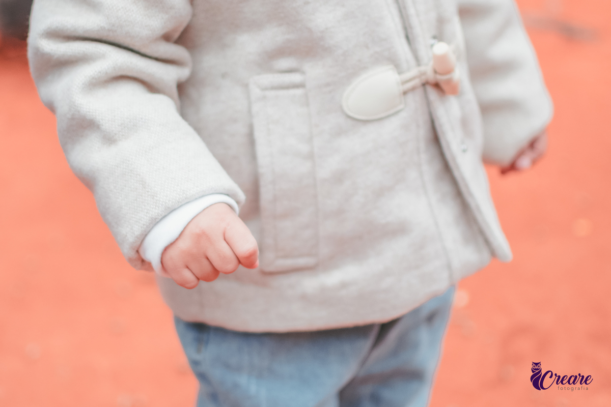 fotografia de aniversário de 2 anos de menina na Fazendinha Estação Natureza, no Ipiranga em São Paulo. Fotógrafo de aniversário infantil.  Decoração tema fazendinha.