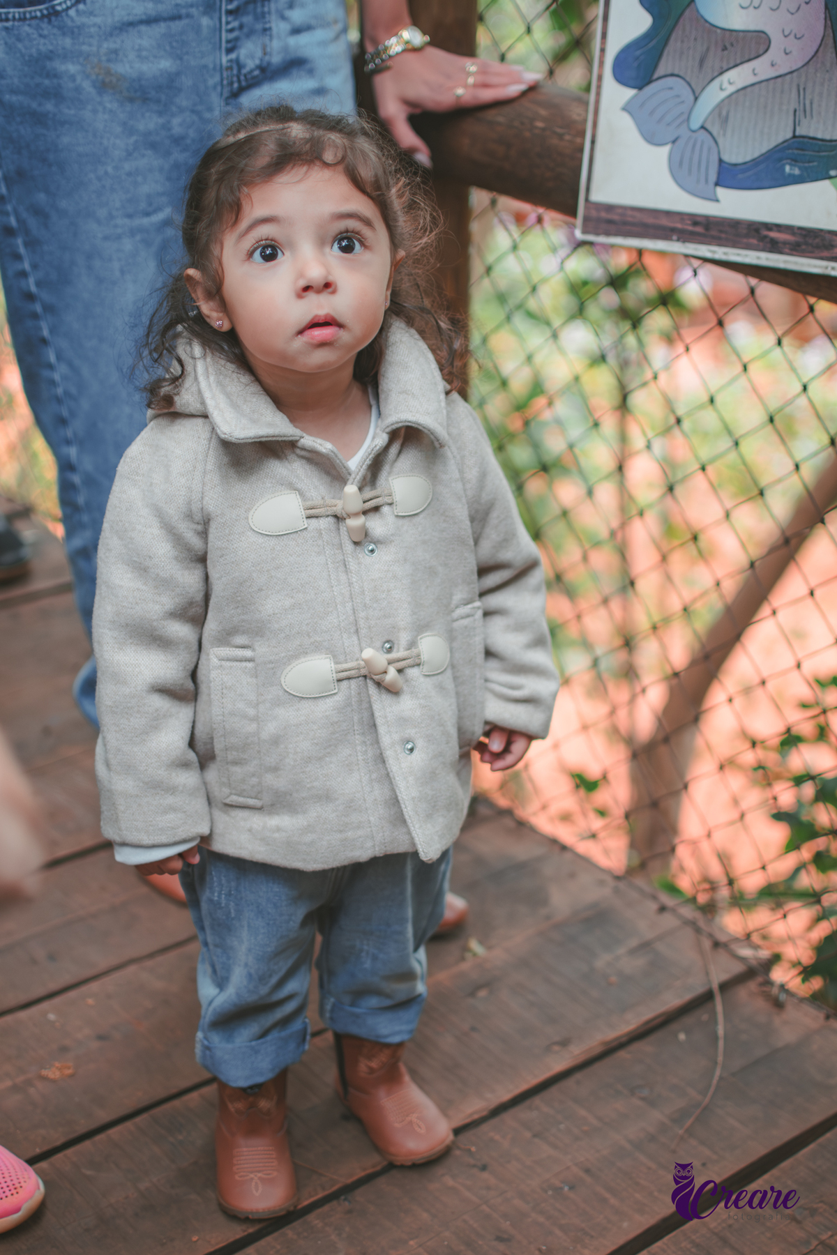 fotografia de aniversário de 2 anos de menina na Fazendinha Estação Natureza, no Ipiranga em São Paulo. Fotógrafo de aniversário infantil.  Decoração tema fazendinha.