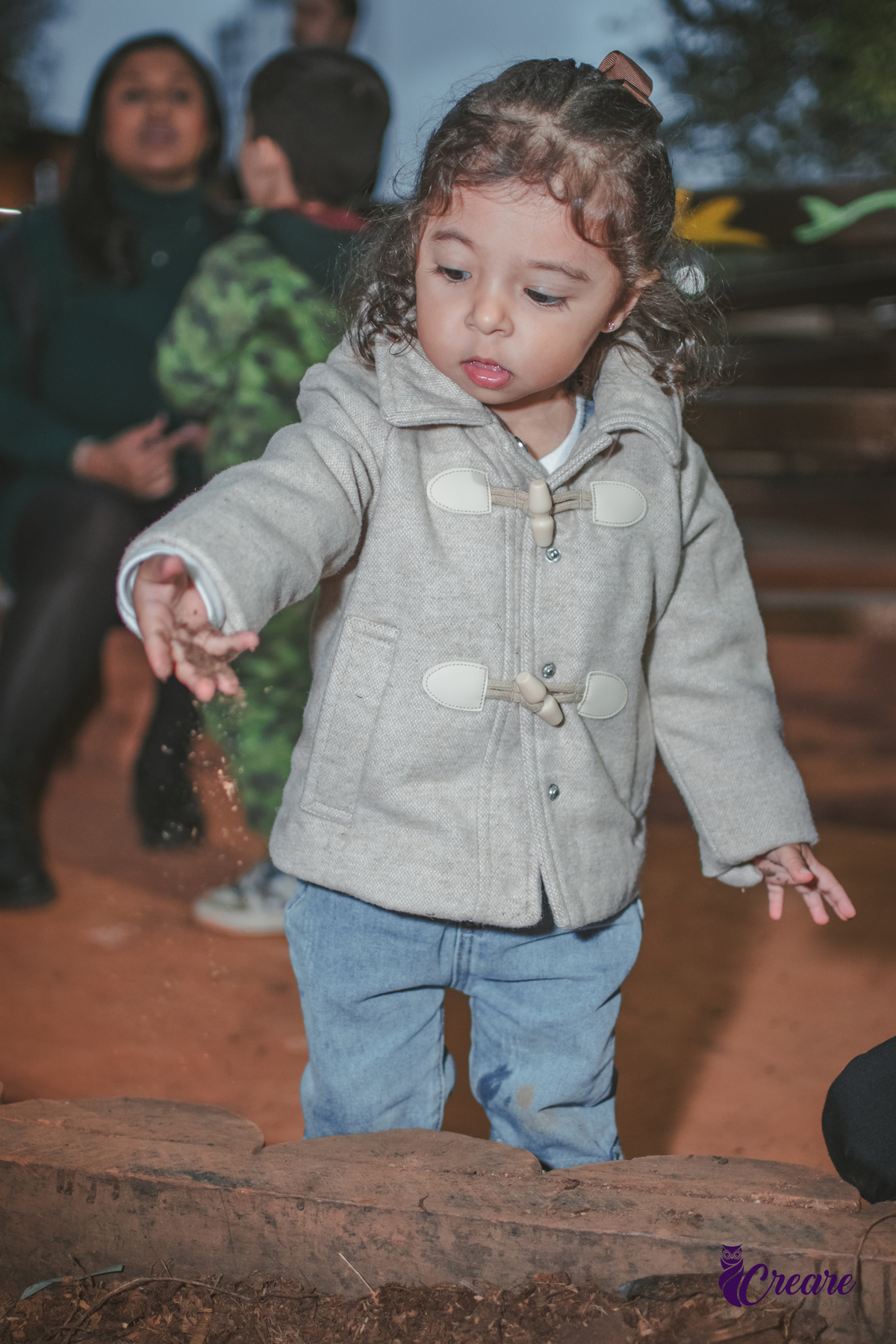 fotografia de aniversário de 2 anos de menina na Fazendinha Estação Natureza, no Ipiranga em São Paulo. Fotógrafo de aniversário infantil.  Decoração tema fazendinha.