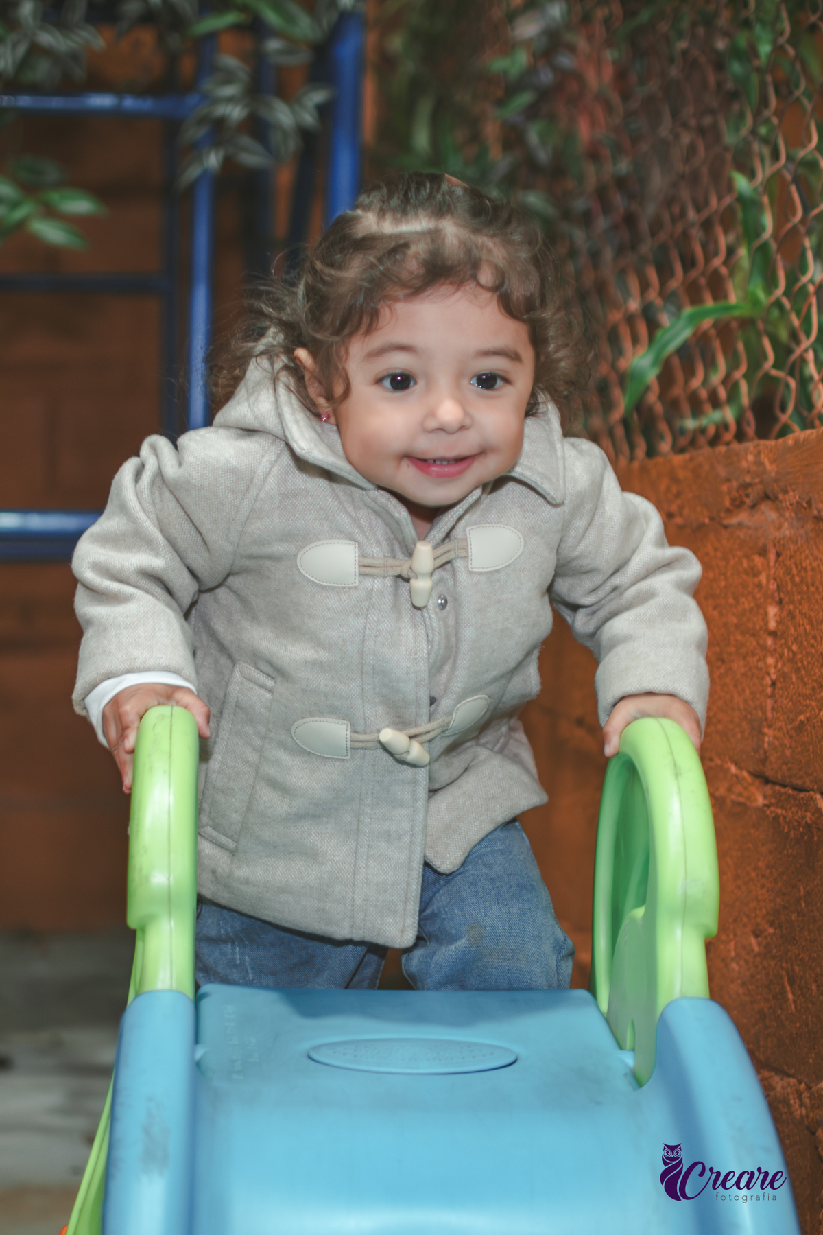 fotografia de aniversário de 2 anos de menina na Fazendinha Estação Natureza, no Ipiranga em São Paulo. Fotógrafo de aniversário infantil.  Decoração tema fazendinha.