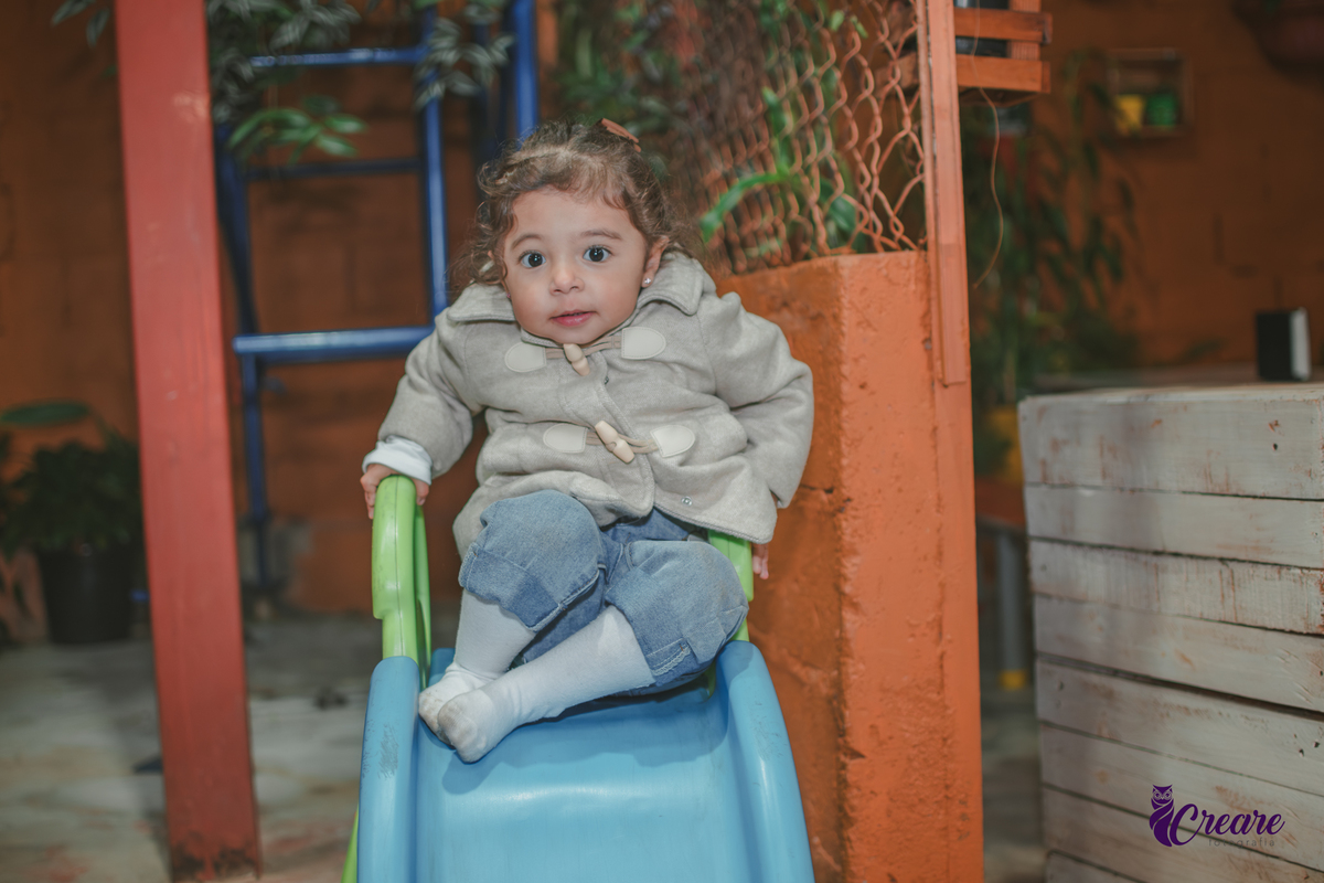 fotografia de aniversário de 2 anos de menina na Fazendinha Estação Natureza, no Ipiranga em São Paulo. Fotógrafo de aniversário infantil.  Decoração tema fazendinha.