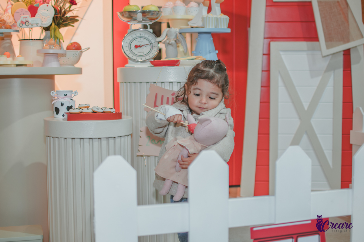 fotografia de aniversário de 2 anos de menina na Fazendinha Estação Natureza, no Ipiranga em São Paulo. Fotógrafo de aniversário infantil.  Decoração tema fazendinha.
