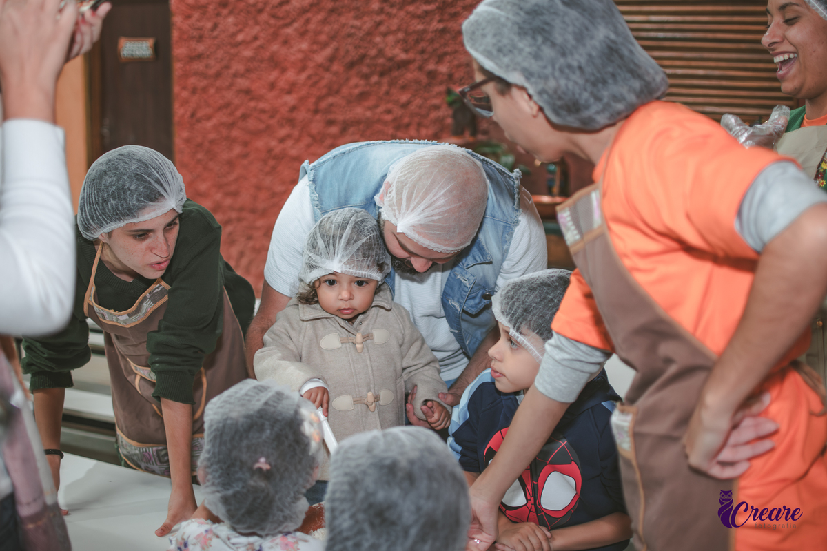fotografia de aniversário de 2 anos de menina na Fazendinha Estação Natureza, no Ipiranga em São Paulo. Fotógrafo de aniversário infantil.  Decoração tema fazendinha.