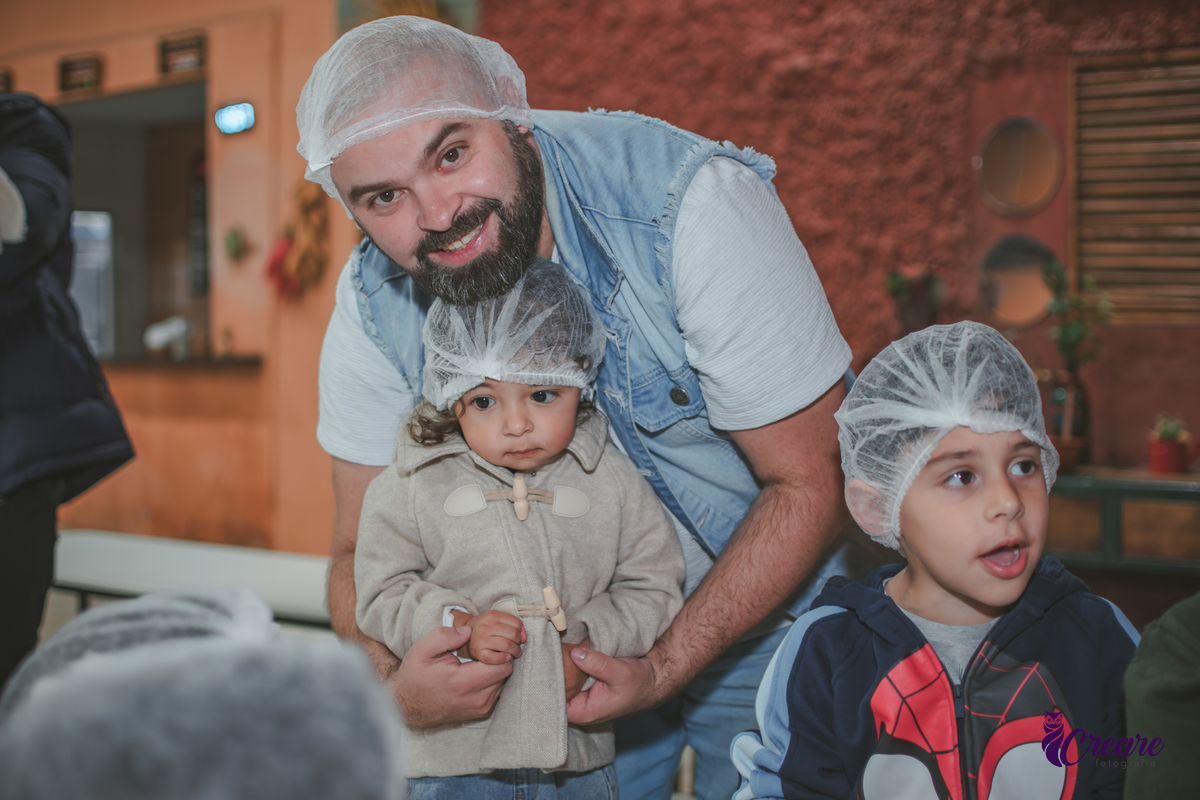 fotografia de aniversário de 2 anos de menina na Fazendinha Estação Natureza, no Ipiranga em São Paulo. Fotógrafo de aniversário infantil.  Decoração tema fazendinha.