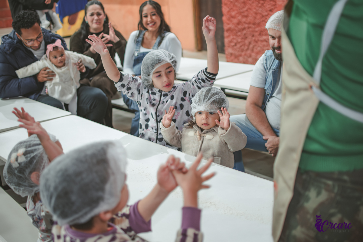 fotografia de aniversário de 2 anos de menina na Fazendinha Estação Natureza, no Ipiranga em São Paulo. Fotógrafo de aniversário infantil.  Decoração tema fazendinha.