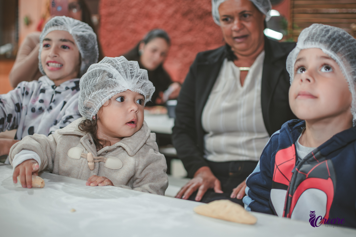 fotografia de aniversário de 2 anos de menina na Fazendinha Estação Natureza, no Ipiranga em São Paulo. Fotógrafo de aniversário infantil.  Decoração tema fazendinha.