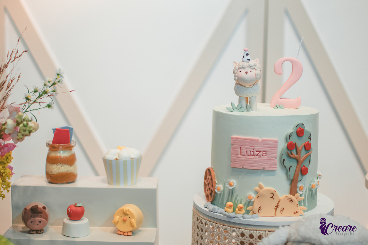 fotografia de aniversário de 2 anos de menina na Fazendinha Estação Natureza, no Ipiranga em São Paulo. Fotógrafo de aniversário infantil.  Decoração tema fazendinha.