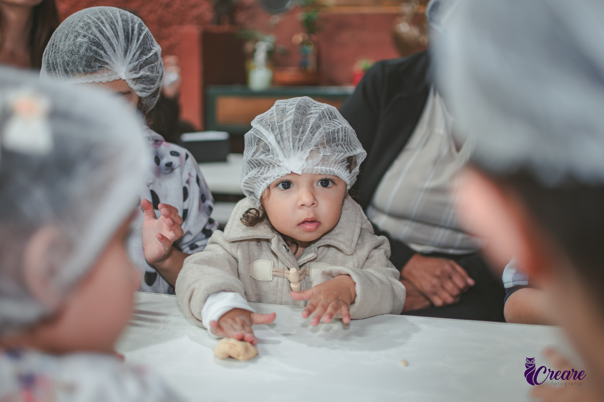 fotografia de aniversário de 2 anos de menina na Fazendinha Estação Natureza, no Ipiranga em São Paulo. Fotógrafo de aniversário infantil.  Decoração tema fazendinha.