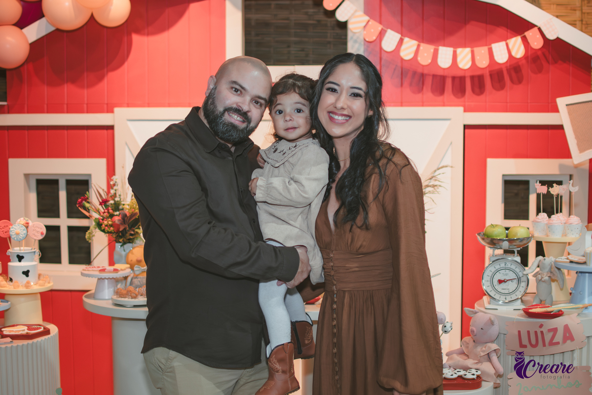 fotografia de aniversário de 2 anos de menina na Fazendinha Estação Natureza, no Ipiranga em São Paulo. Fotógrafo de aniversário infantil.  Decoração tema fazendinha.