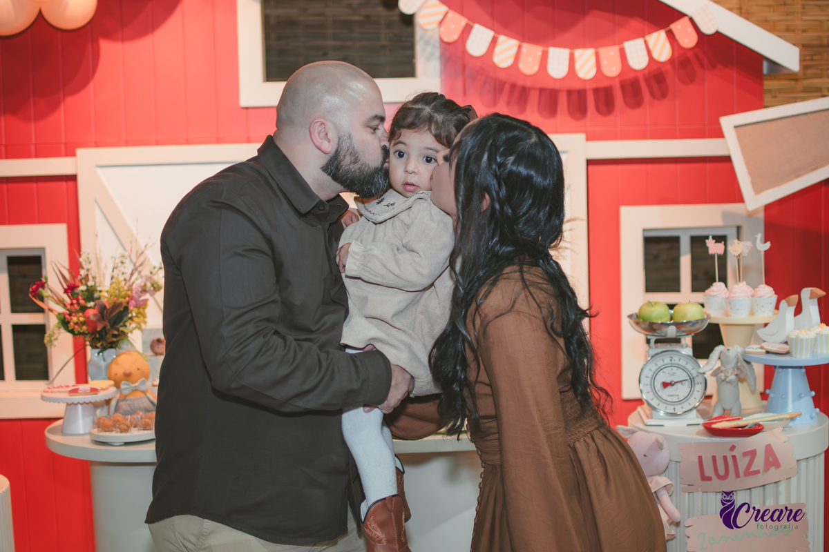 fotografia de aniversário de 2 anos de menina na Fazendinha Estação Natureza, no Ipiranga em São Paulo. Fotógrafo de aniversário infantil.  Decoração tema fazendinha.