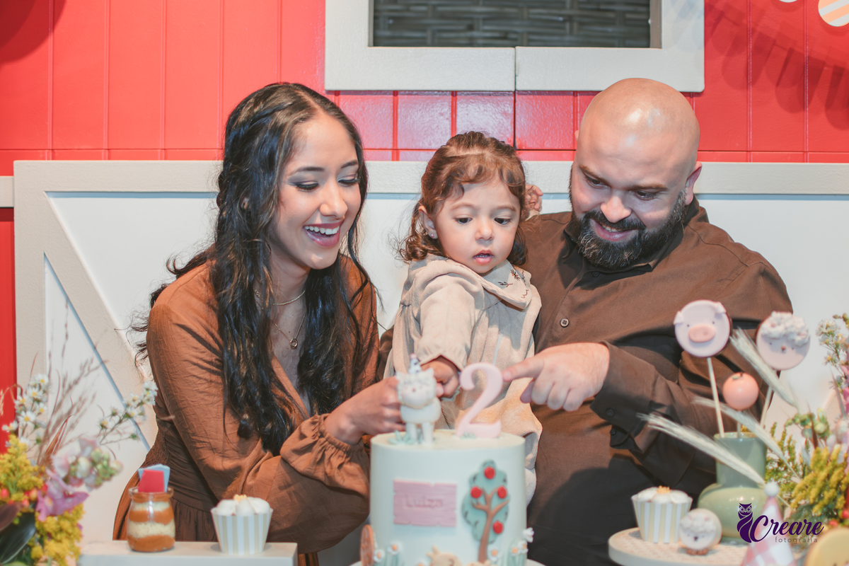 fotografia de aniversário de 2 anos de menina na Fazendinha Estação Natureza, no Ipiranga em São Paulo. Fotógrafo de aniversário infantil.  Decoração tema fazendinha.