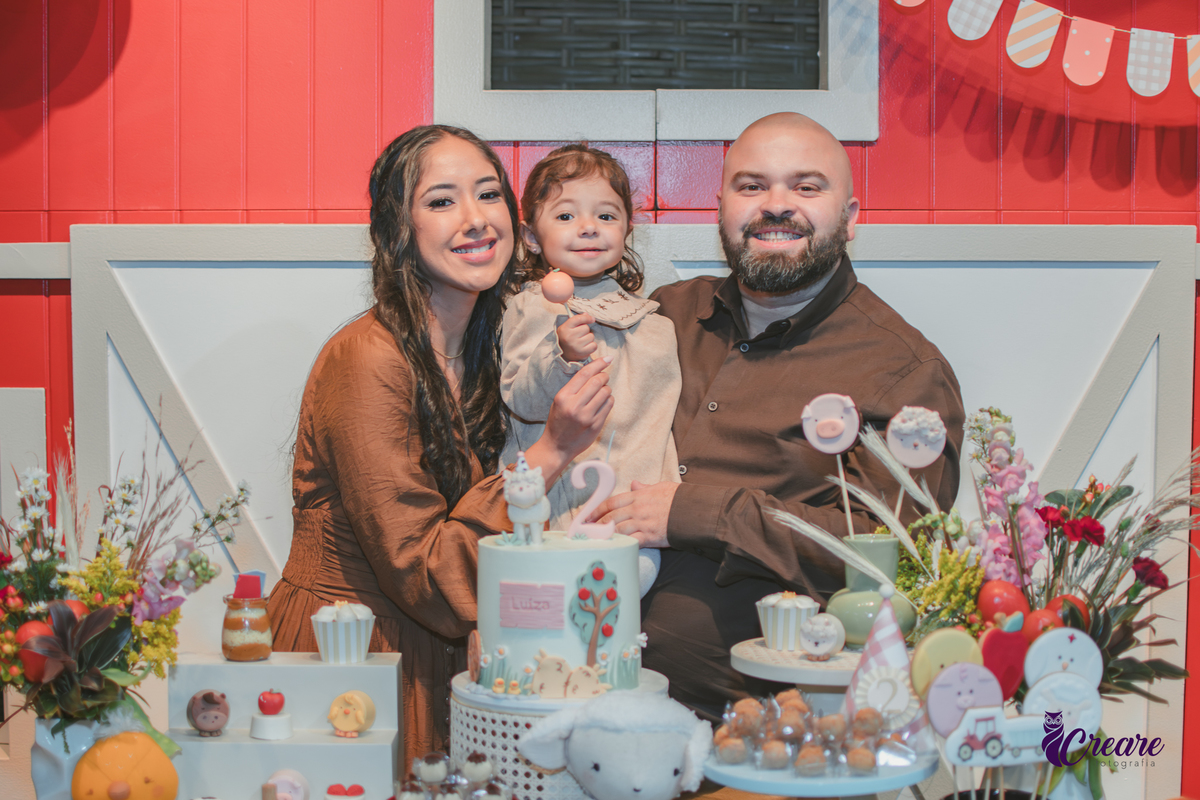 fotografia de aniversário de 2 anos de menina na Fazendinha Estação Natureza, no Ipiranga em São Paulo. Fotógrafo de aniversário infantil.  Decoração tema fazendinha.