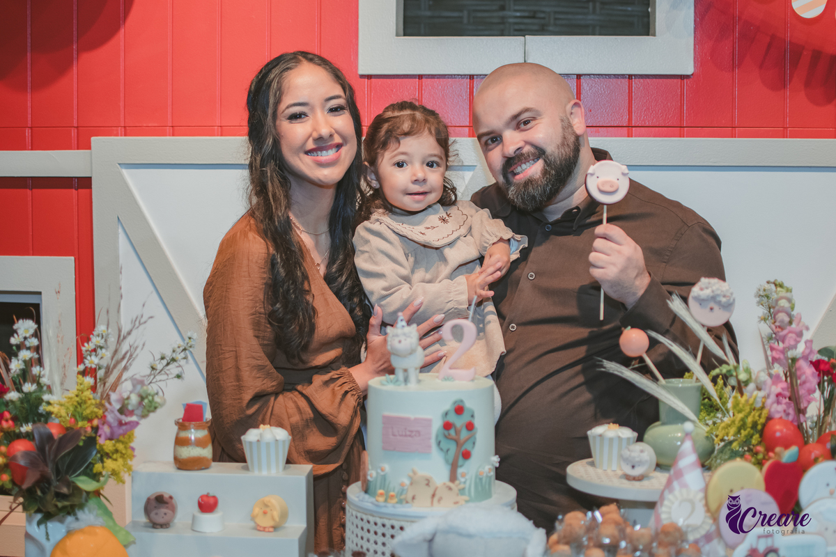 fotografia de aniversário de 2 anos de menina na Fazendinha Estação Natureza, no Ipiranga em São Paulo. Fotógrafo de aniversário infantil.  Decoração tema fazendinha.