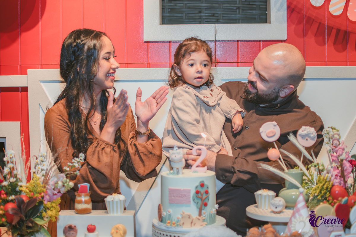 fotografia de aniversário de 2 anos de menina na Fazendinha Estação Natureza, no Ipiranga em São Paulo. Fotógrafo de aniversário infantil.  Decoração tema fazendinha.