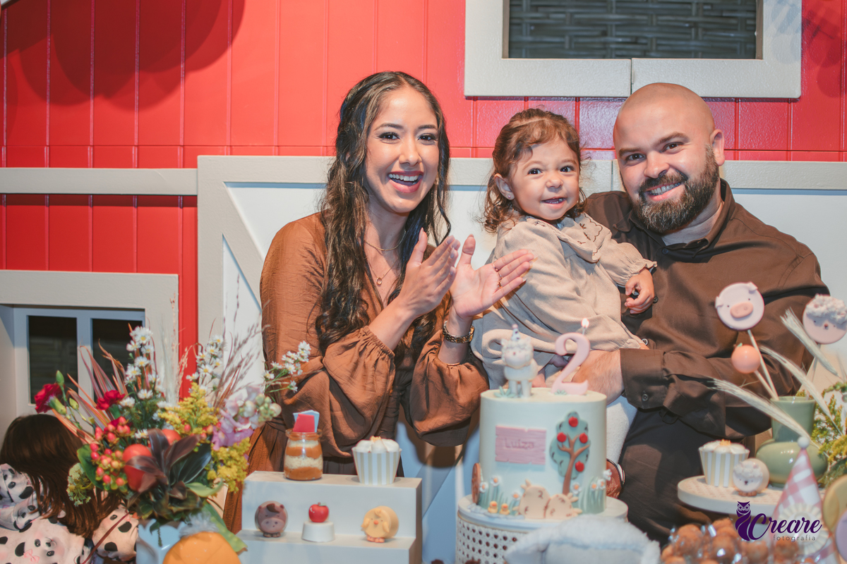 fotografia de aniversário de 2 anos de menina na Fazendinha Estação Natureza, no Ipiranga em São Paulo. Fotógrafo de aniversário infantil.  Decoração tema fazendinha.