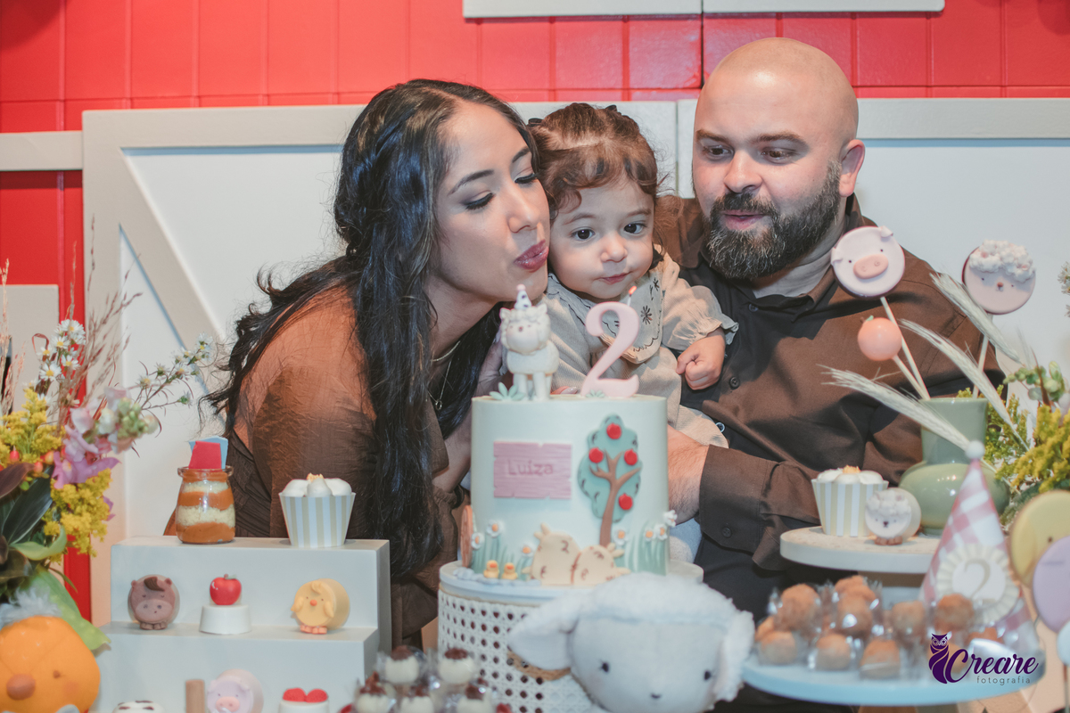 fotografia de aniversário de 2 anos de menina na Fazendinha Estação Natureza, no Ipiranga em São Paulo. Fotógrafo de aniversário infantil.  Decoração tema fazendinha.