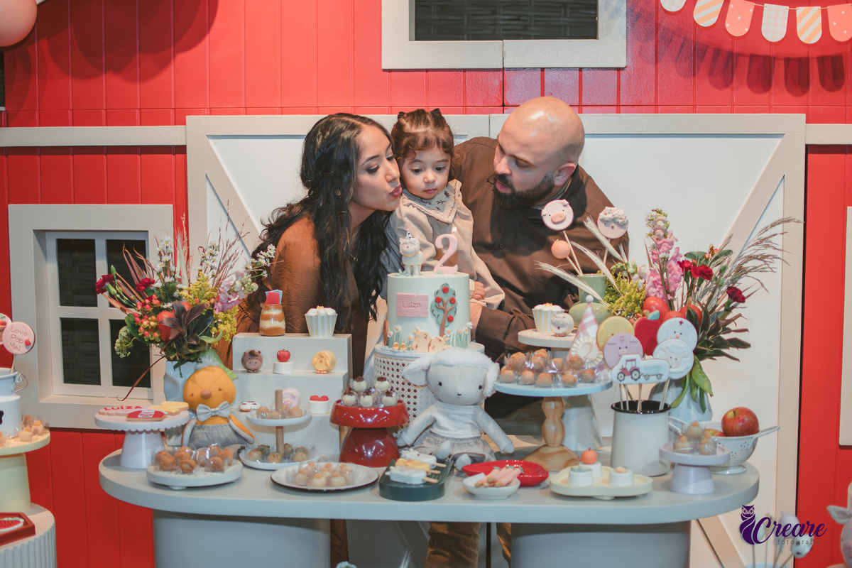 fotografia de aniversário de 2 anos de menina na Fazendinha Estação Natureza, no Ipiranga em São Paulo. Fotógrafo de aniversário infantil.  Decoração tema fazendinha.