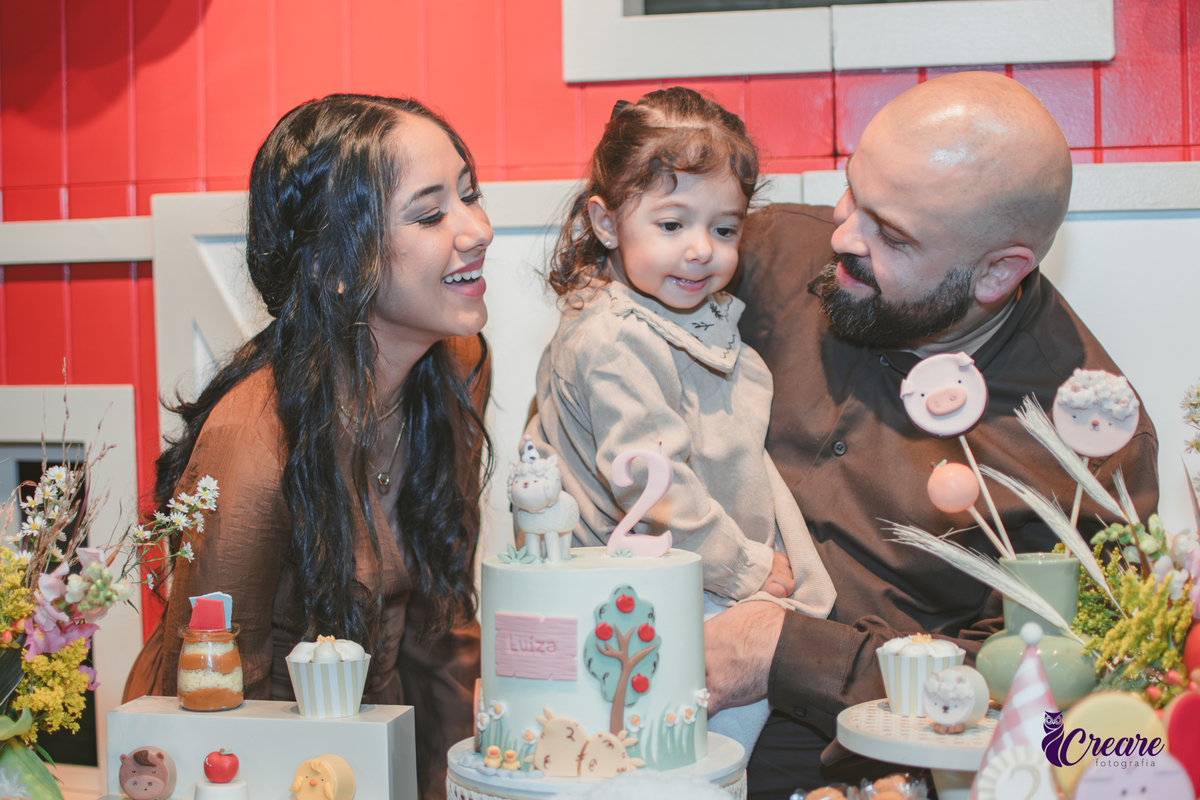 fotografia de aniversário de 2 anos de menina na Fazendinha Estação Natureza, no Ipiranga em São Paulo. Fotógrafo de aniversário infantil.  Decoração tema fazendinha.