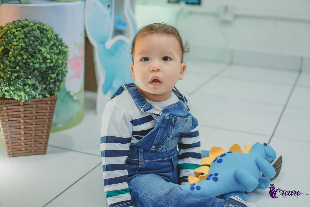 fotografia de aniversário de um aninho com tema Dino baby. Fotógrafo de aniversário de um ano no buffet espaço bando em Mauá. Fotógrafo em mauá para aniversário de 1 ano.