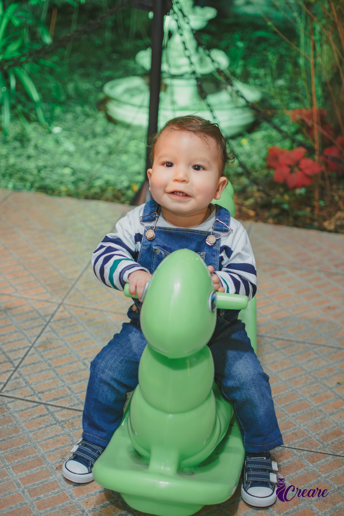 fotografia de aniversário de um aninho com tema Dino baby. Fotógrafo de aniversário de um ano no buffet espaço bando em Mauá. Fotógrafo em mauá para aniversário de 1 ano.
