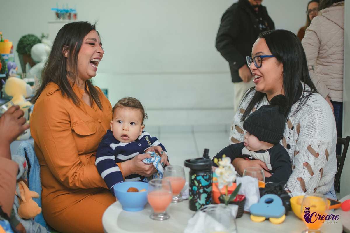 fotografia de aniversário de um aninho com tema Dino baby. Fotógrafo de aniversário de um ano no buffet espaço bando em Mauá. Fotógrafo em mauá para aniversário de 1 ano.
