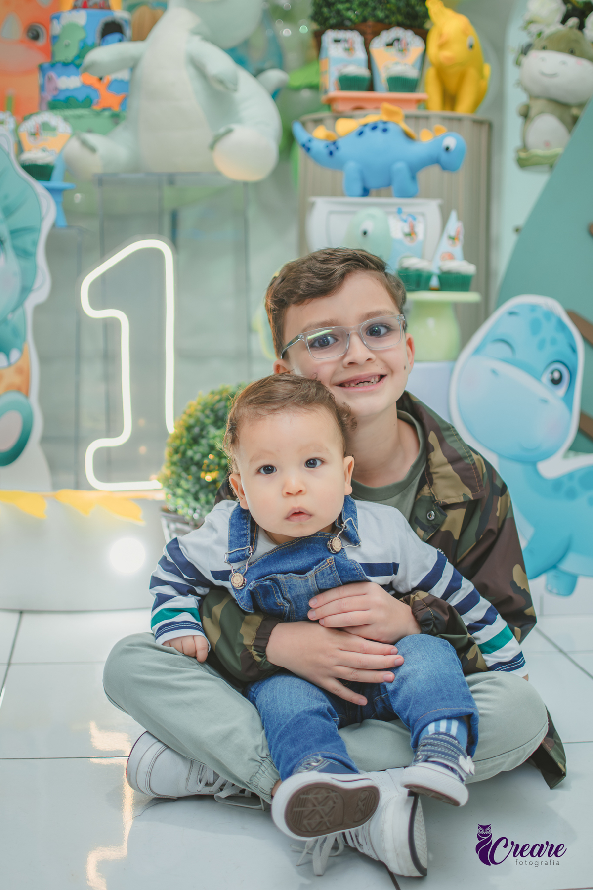 fotografia de aniversário de um aninho com tema Dino baby. Fotógrafo de aniversário de um ano no buffet espaço bando em Mauá. Fotógrafo em mauá para aniversário de 1 ano.