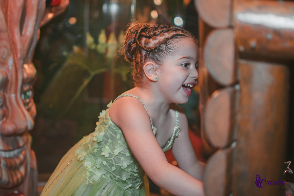 fotografia de aniversário de 5 anos de menina, no Buffet Terra do nunca em Santo André, fotógrafo em Santo André, decoração tema Tinker Bell.