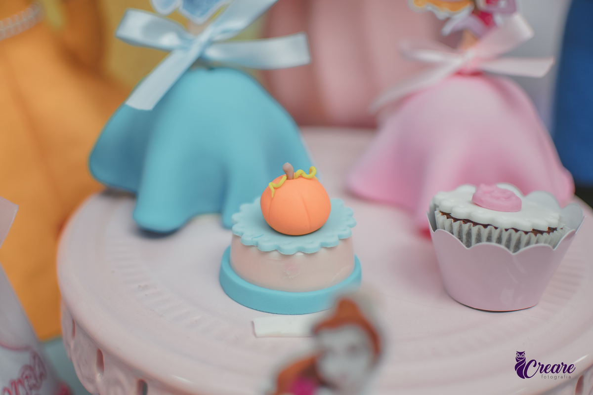 festa de aniversário infantil de menina de 3 anos, com tema Princesas no Buffet Algodão doce em Santo André, fotógrafo em Santo André.