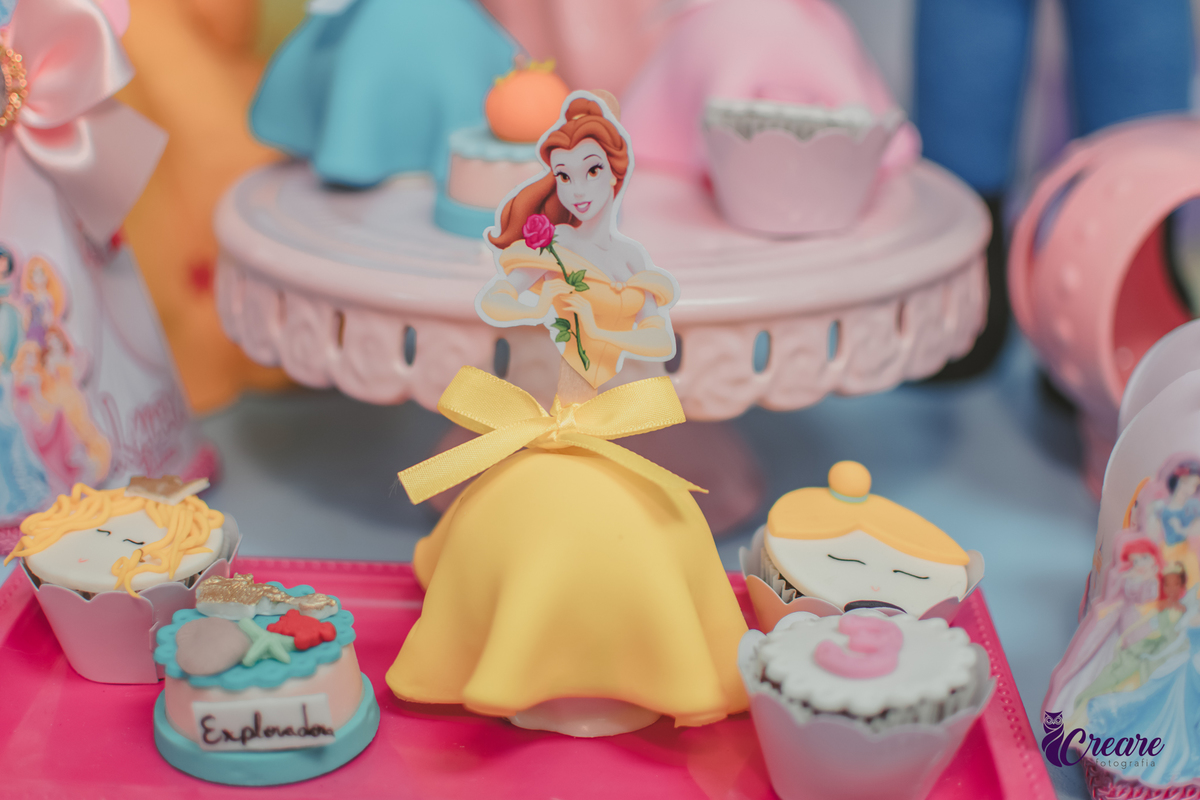 festa de aniversário infantil de menina de 3 anos, com tema Princesas no Buffet Algodão doce em Santo André, fotógrafo em Santo André.