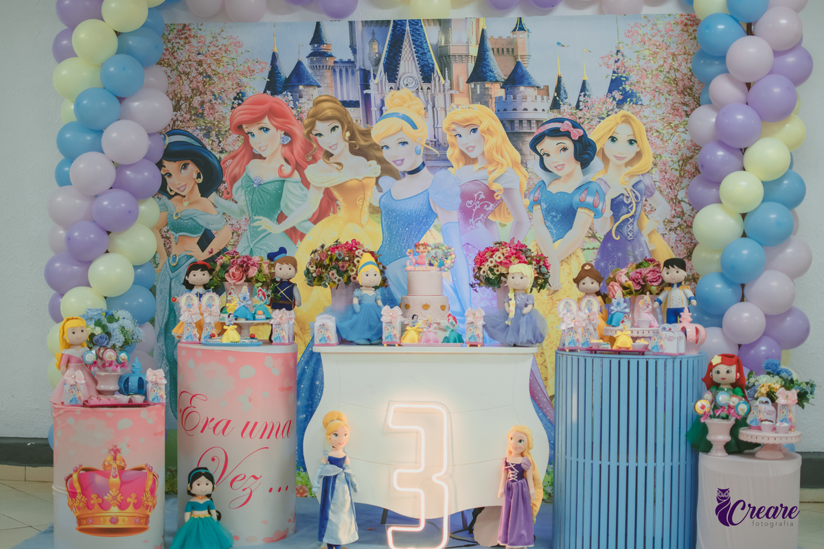 festa de aniversário infantil de menina de 3 anos, com tema Princesas no Buffet Algodão doce em Santo André, fotógrafo em Santo André.