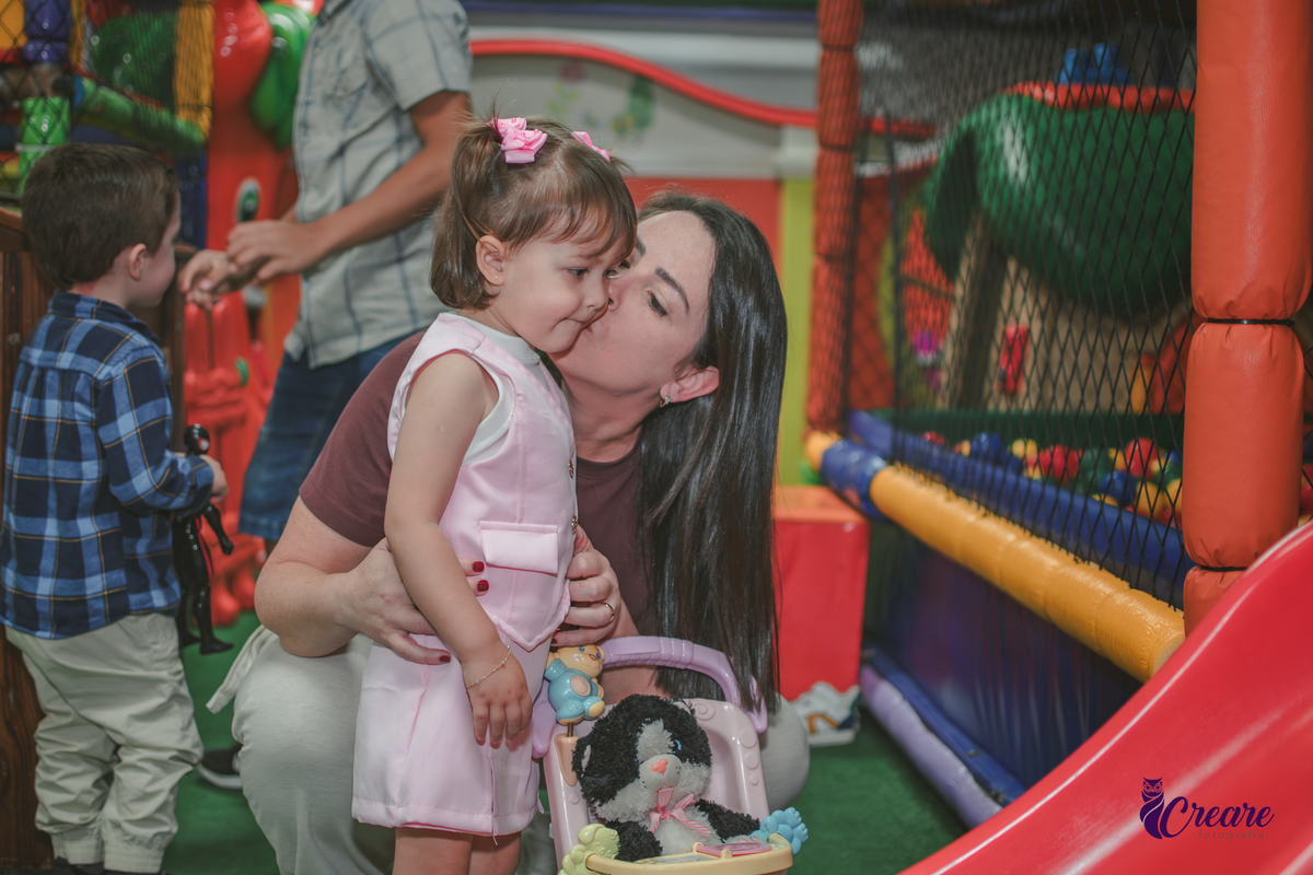 festa de aniversário infantil de menina de 3 anos, com tema Princesas no Buffet Algodão doce em Santo André, fotógrafo em Santo André.