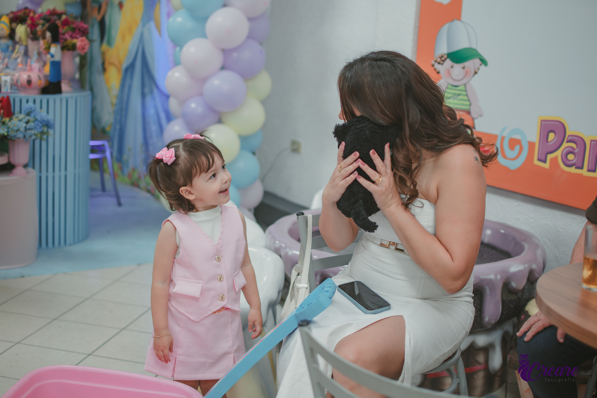 festa de aniversário infantil de menina de 3 anos, com tema Princesas no Buffet Algodão doce em Santo André, fotógrafo em Santo André.