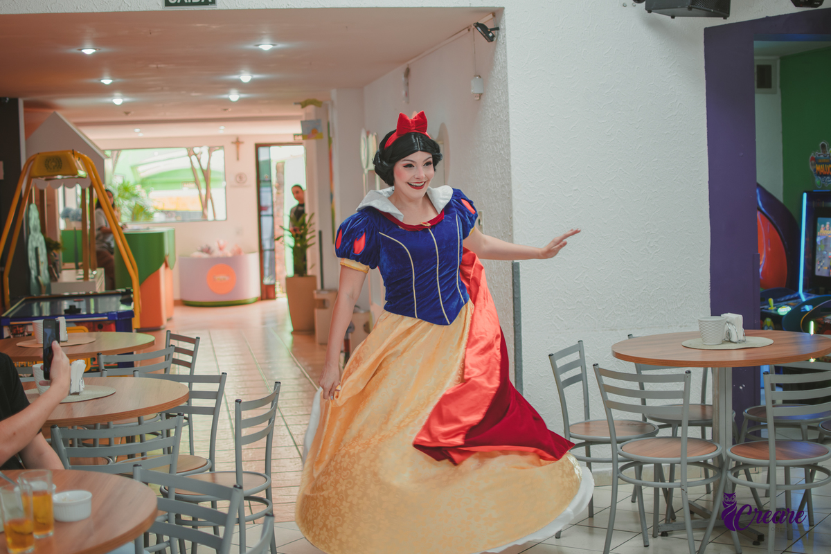 festa de aniversário infantil de menina de 3 anos, com tema Princesas no Buffet Algodão doce em Santo André, fotógrafo em Santo André.