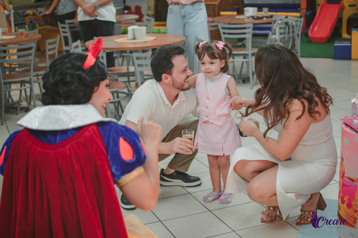 festa de aniversário infantil de menina de 3 anos, com tema Princesas no Buffet Algodão doce em Santo André, fotógrafo em Santo André.