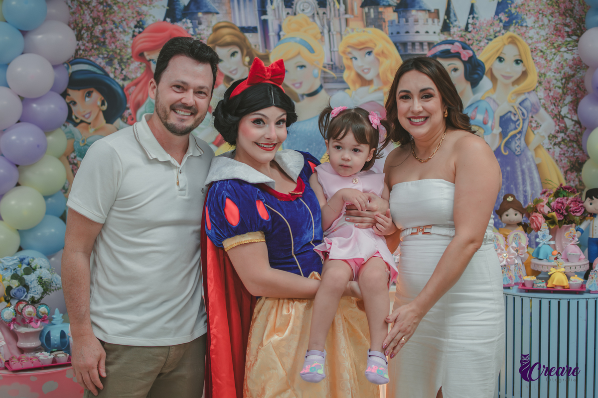festa de aniversário infantil de menina de 3 anos, com tema Princesas no Buffet Algodão doce em Santo André, fotógrafo em Santo André.