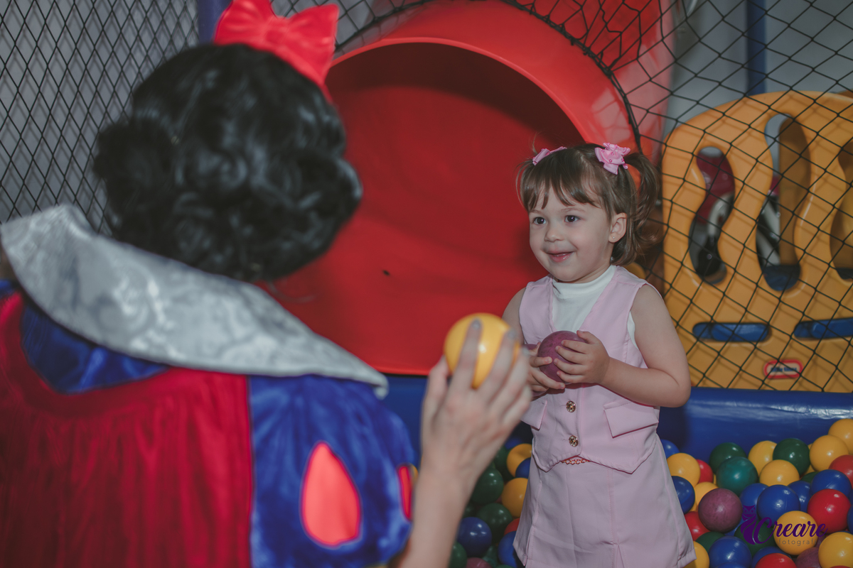festa de aniversário infantil de menina de 3 anos, com tema Princesas no Buffet Algodão doce em Santo André, fotógrafo em Santo André.