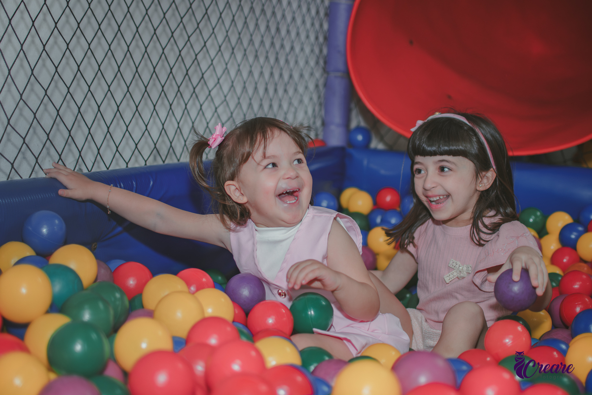 festa de aniversário infantil de menina de 3 anos, com tema Princesas no Buffet Algodão doce em Santo André, fotógrafo em Santo André.