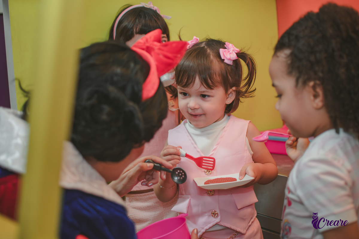 festa de aniversário infantil de menina de 3 anos, com tema Princesas no Buffet Algodão doce em Santo André, fotógrafo em Santo André.