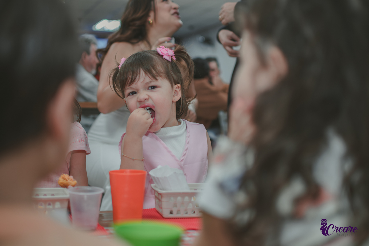 festa de aniversário infantil de menina de 3 anos, com tema Princesas no Buffet Algodão doce em Santo André, fotógrafo em Santo André.
