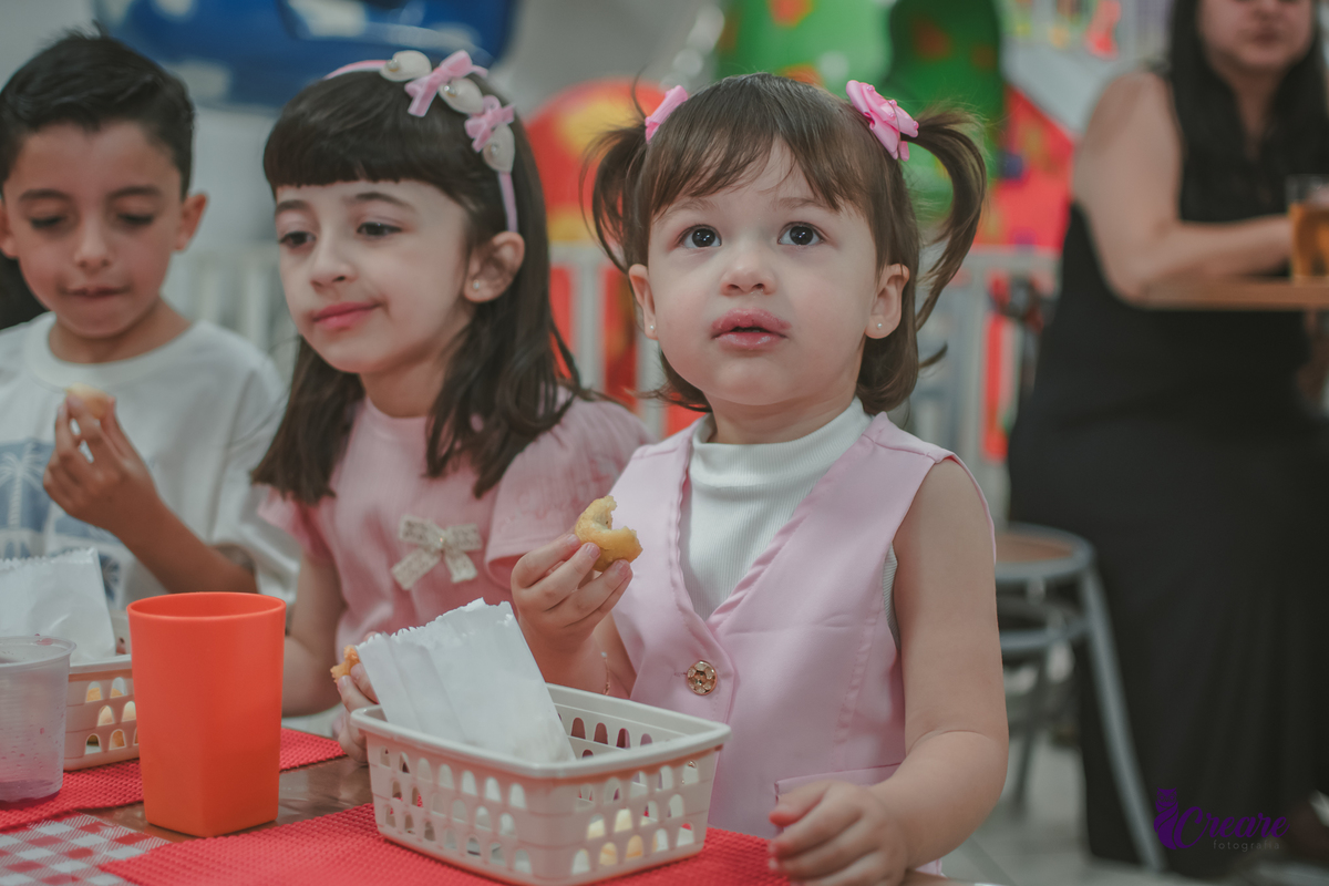 festa de aniversário infantil de menina de 3 anos, com tema Princesas no Buffet Algodão doce em Santo André, fotógrafo em Santo André.