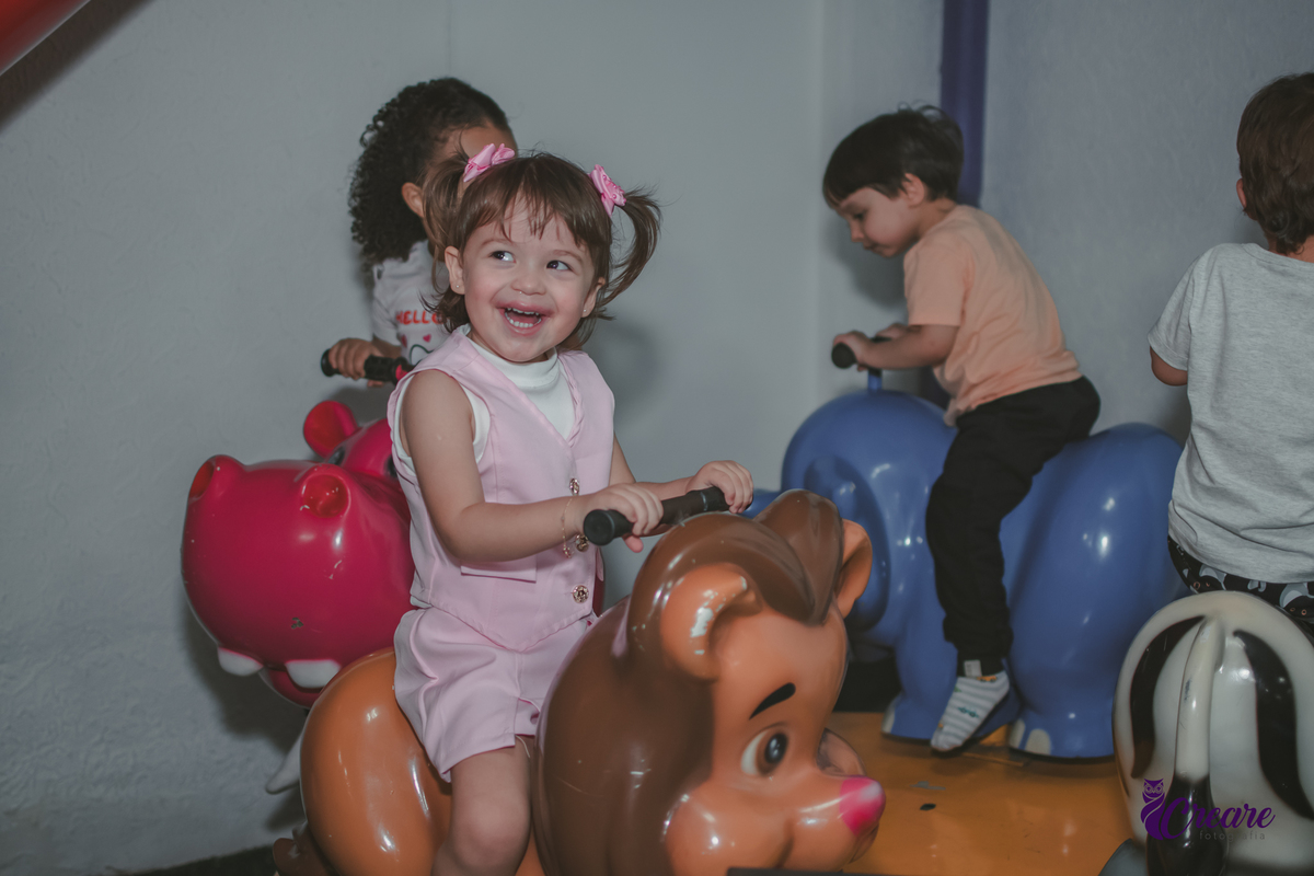 festa de aniversário infantil de menina de 3 anos, com tema Princesas no Buffet Algodão doce em Santo André, fotógrafo em Santo André.
