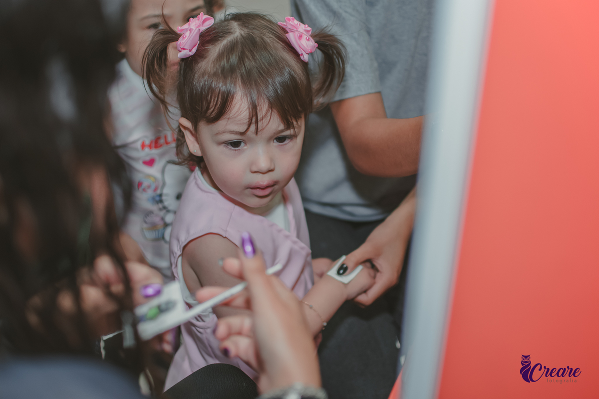 festa de aniversário infantil de menina de 3 anos, com tema Princesas no Buffet Algodão doce em Santo André, fotógrafo em Santo André.