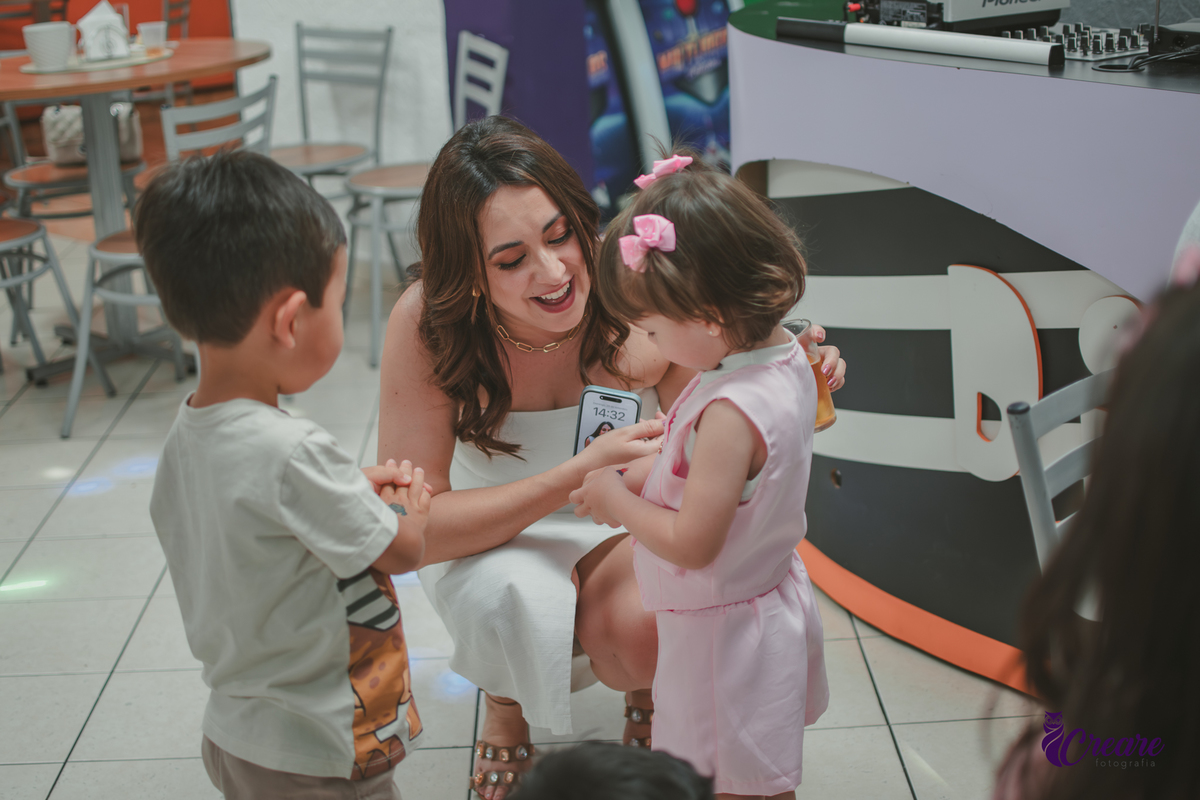 festa de aniversário infantil de menina de 3 anos, com tema Princesas no Buffet Algodão doce em Santo André, fotógrafo em Santo André.